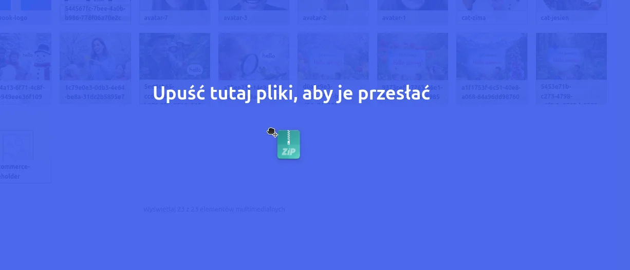 Niebieska nakładka biblioteki mediów z napisem Upuść tutaj pliki oraz przeciąganym plikiem ZIP